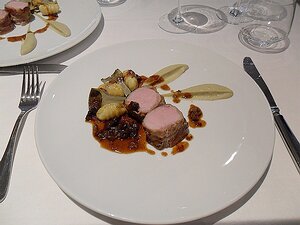 20160204_SAM_7899_ES71 main - Quasi de veau en croûte de lard, mousseline d'artichaut, gnocchis maison, jus corsé aux olives