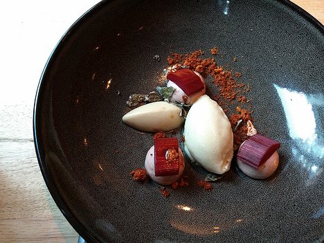 Grahams-Kitchen-Restaurant_Amsterdam_20190510_IMG205814342 fifth course: rhubarb, white chocolate, mint, rhubarb sorbet