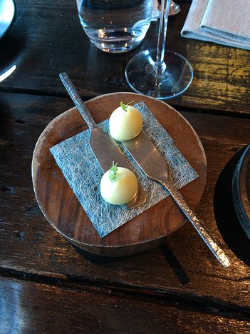 MOS-Restaurant_Amsterdam_20190509_IMG193745559 amuse bouche 1: white chocolate with ginger and green apple