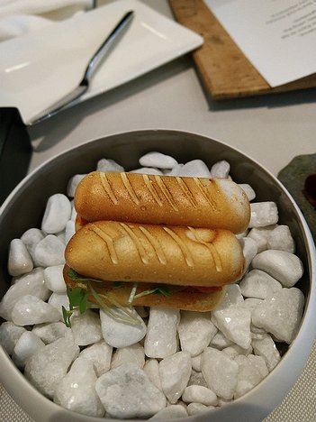 Senses-Restaurant_Amsterdam_20190506_IMG193038726_DxO amuse bouche 2: mustard meringue with tomato filling