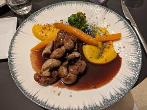 20230925_PXL181011922_Pixel7a-JEB Rognons de veau, mousseline de carotte, légumes d'été et poudre de jambon, sauce au griotte