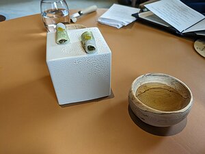 20240515_PXL103838322_Pixel7a-JEB Mises en Bouche Printanières - Thé d'Herbes du Jardin, Rouîeau de Printemps cold herbal infusion and herbs in a kohlrabi roll