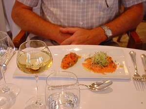 20100902_DSC00784_DSCV1 Starter: L'assiette de saumon cru en 3 façons (carpaccio, tartare et gravlax)