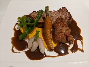 20220612_PXL113706266_Pixel3a-JEB main: Duo de Veau : entrecôte et ris, carotte confite au Beurre de Bresse et légumes de saison