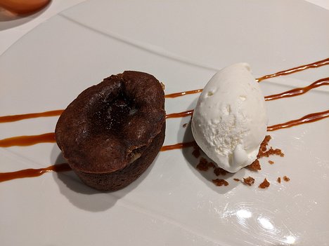 20220612_PXL120139304_Pixel3a-JEB dessert: Fondant au chocolat noir Guanaja Grands Crus Valrhona, glace Noix de Coco