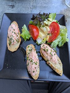 20250807_PXL173121794_Pixel7a-JEB Rillette de truite fraiche et fumée, chèvre de Chavignol et huile de noix, toasts