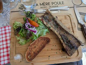 20250804_PXL172157988_Pixel7a-JEB os à moelle rôti à tartiner sur de croustillantes tranches de pain de campagne accompagné d'une petite salade