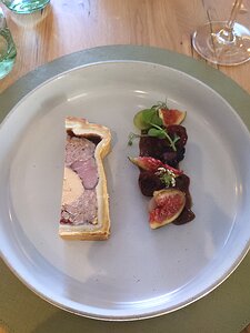 20221110_PXL113239757_Pixel3a-JEB Pâté en croute canard, noix, foie gras avec figue noire cerises, mures, raisins