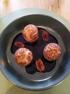 20221110_PXL121632838_Pixel3a-JEB choux chocolats façon profiterole, noix de pécan, sauce chocolat
