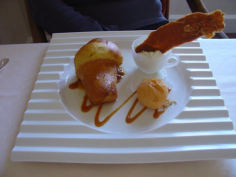 20110525_DSC00923_DSCV1 dessert - le baba bouchon tiède, poêlée d’abricots et rhubarbe