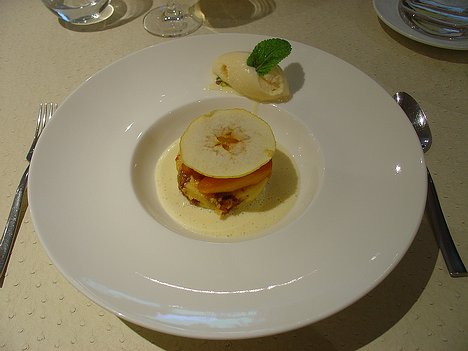 20101119_DSC00877_DSCV1 Dessert: Souvenir d'Écosse : bread and butter pudding aux figues, pommes caramélisées et glace whisky
