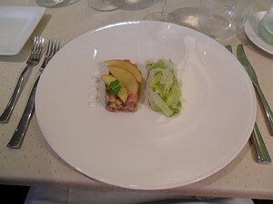 20110705_SAM_0264_ES71 starter: Tartare de veau à la pêche, salade de poireaux et copeaux de parmesan
