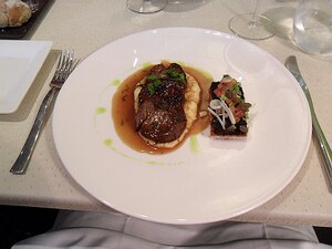20110705_SAM_0266_ES71 main: Épaule d'agneau confite, polenta crémeuse, tartine provençale et jus aux herbes fraîches