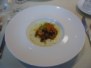 20101105_DSC00864_DSCV1 starter: Œuf de poulette poche, crémeux de pomme de terre truffée, chanterelles et jus a l'origan