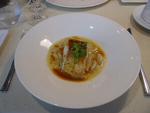 20101105_DSC00865_DSCV1 main: Dos de merlu rôti, boulangère de topinambours a la bière, jus en aigre doux d'orange