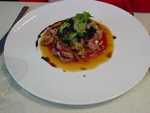 20101105_DSC00866_DSCV1 main: Rognons de veau grilles, mousseline de betterave, fricassée de trompettes et sucrine, jus a la noisette