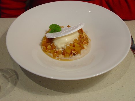 20101105_DSC00867_DSCV1 dessert: Douceur de châtaignes et poires caramélisées aux amandes, crème glacée au rhum