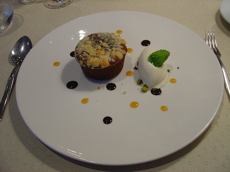 20101105_DSC00868_DSCV1 dessert: Gâteau moelleux chocolat et passion, glace vanille