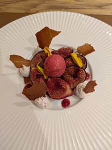 20251009_PXL114843676_Pixel7a-JEB Sablé Linzer à la framboise, figues rôties à la cannelle et miel, crème mascarpone à la figue , sorbet à la framboise