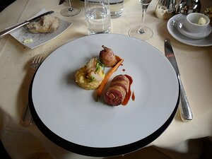 20120330_SAM_0532_ES71 main: Demi-Pigeonneau Fermier « Théo Kieffer » farci, polenta crémeuse aux senteurs de truffe blanche