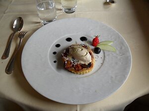 20120330_SAM_0535_ES71 dessert: Tarte feuilletée aux Quetsches, crème d'amande glace cannelle