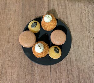 20251112_PXL203959486_Pixel7a-JEB macaron chocolat; choux crème; almond, lemon, courge