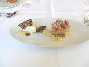 20131018_SAM_1471_ES71 dessert - Apfel-Rosinenschlupfer, Sauerrahmeis, herbstliche Früchte - Apple and Raisin bread pudding, sour cream, autumn fruits