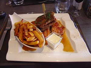 20100319_DSC00513_DSCV1 Formule Contresens - 24 € - Sélection du rôtisseur,3 viandes rôties, grillées et à la plancha (500 g) frites maisons, et surtout pas de légumes