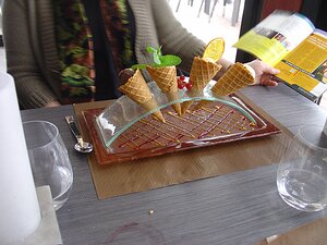 20090224_DSC00007_DSCV1 4 PETITS CORNETS FAITS MAISON calisson, chocolat noir Valrhona, menthe feuilles