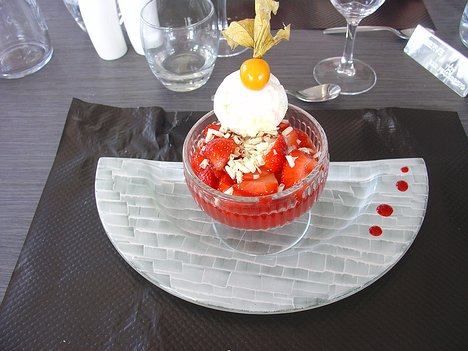 20100825_DSC00771_DSCV1 Formule 400K menu - dessert - strawberries and vanilla ice cream