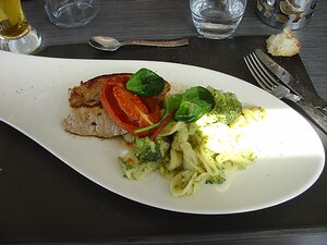 20100407_DSC00521_DSCV1 Grillled veal, tomato, pasta and broccoli