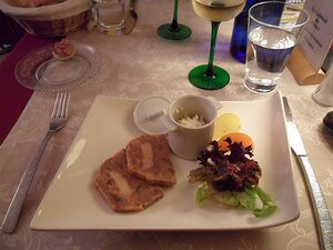 20110622_SAM_0250_ES71 starter: la Terrine de Joues de Porcelet et Foie Gras aux Lentilles Roses, Emulsion au Lard Fumé