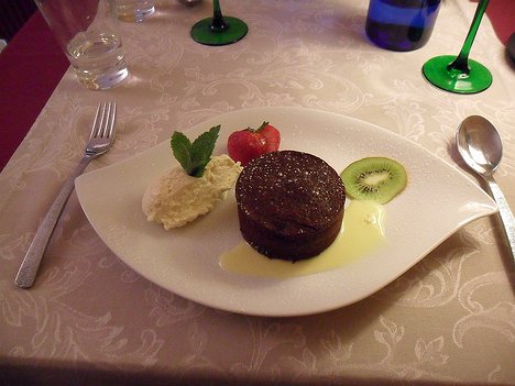 20110622_SAM_0254_ES71 Dessert: le Moelleux au Chocolat et sa Quenelle de Mousse au Noisette