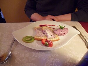 20110622_SAM_0255_ES71 Dessert: la Charlotte aux Myrtilles, sa Quenelle de Mousse