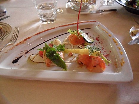 20130717_SAM_1307_ES71 starter: les petits pannequets de homard en fines feuilles de saumon fume, une creme mousseuse de wasabi