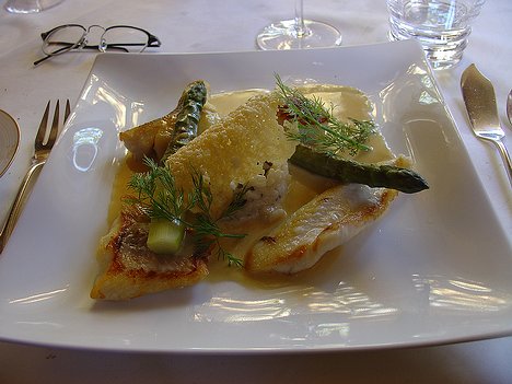 20101026_DSC00850_DSCV1 Main: Un risotto de poissons fins, bar, sole, sandre, Saint Jaques, asperges vertes, une jus iode