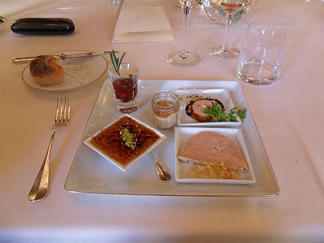20111026_SAM_0417_ES71 starter: Une declinaison de foie gras de canard: terrine mariné, crème brûlée, yaourt marmelade de figues et pruneaux