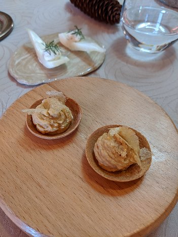 Restaurant-Imprimerie_Fontenoy-la-Joute_20200116_IMG124208 amuse bouche 1: chestnut flour biscuit, chickpea purée and crisp