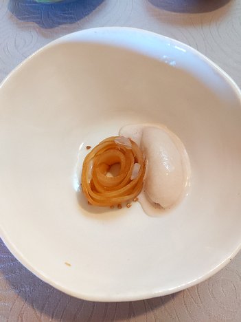 Restaurant-Imprimerie_Fontenoy-la-Joute_20200116_IMG143602 second dessert: pear in cherry juice with sarrasin sorbet