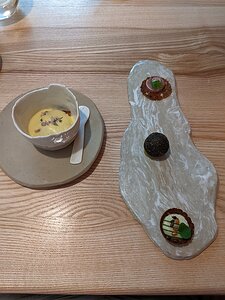 20230617_PXL104041804_Pixel3a-JEB left: pommes nouvelles au jaune d'oeuf ciboulette, thon rouge fumé right top: veau fumé au bois de hêtre des tuiles de céréales et coriandre middle: l'escargot...