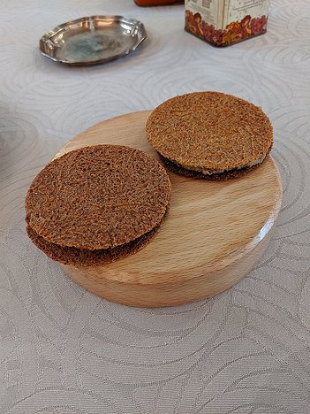 20190719_IMG124237_Pixel3a-JEB amuse bouche 2: crackers de lentilles de la ferme Bellevue fermentées