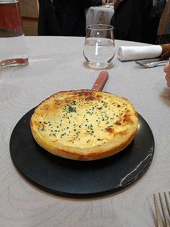 20170201_DSC0038_MotoG4-JEB amuse bouche: old style quiche with a potato filling below the cheese