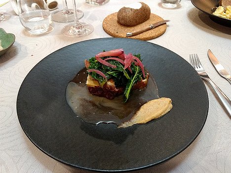 20170201_DSC0048_MotoG4-JEB 32€ main: roast pigeon breasts on loin pork wth kale and shallots, star anise cream and quince sauce (with very pleasant Domaine de Muzy, Meuse pinot noir...