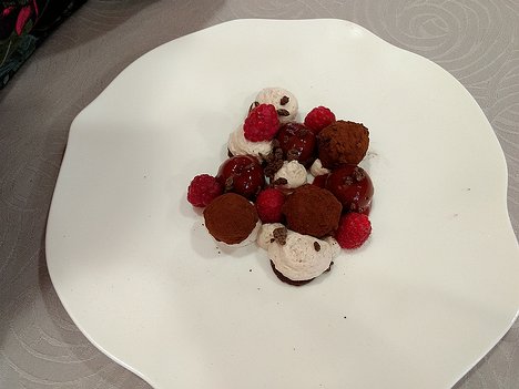 20180824_IMG144830207_MotoG4-JEB dessert: raspberries, liqueur-filled chocolates, chocolate balls, white chocolate cream