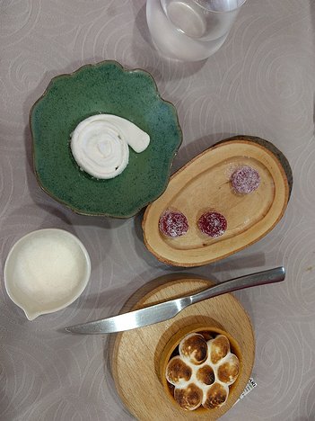 20180824_IMG150152047_MotoG4-JEB marshmallow, quetsche tart with meringue, and redcurrant jellied fruits (and milk for coffee)