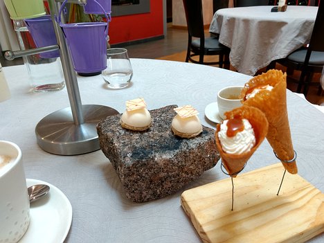 20170427_IMG143312361_HDR_MotoG4-JEB mignardises: nut and white chocolate and cones filled with chantilly cream and caramel