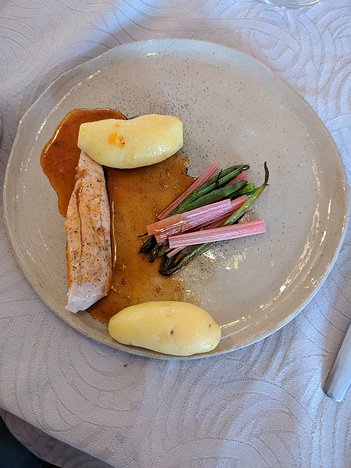 20190729_IMG131925_Pixel3a-JEB Main course of the 13€ Children's menu: chicken, beans, asparagus, chard and buttered potatoes