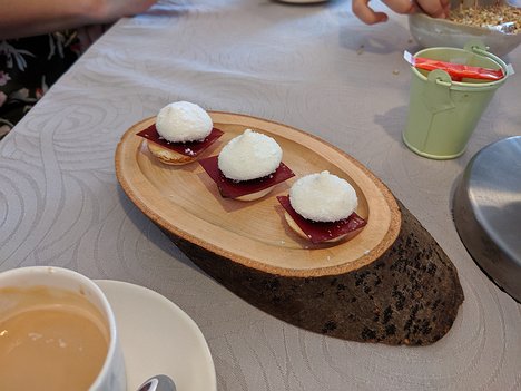 20190729_IMG152000_Pixel3a-JEB meringues with raspberry compote and jelly