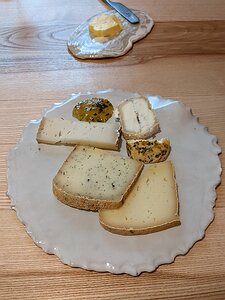 20220602_PXL122751087_Pixel3a-JEB a shared extra - 10€ cheese platter including tomme, tomme de chèvre, chèvre citron, chèvre affiné