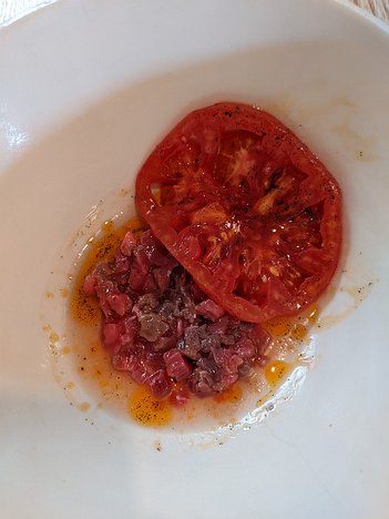 20220806_PXL111747056.MP_Pixel3a-JEB vanilla tomato, marinated raw beef gravlax